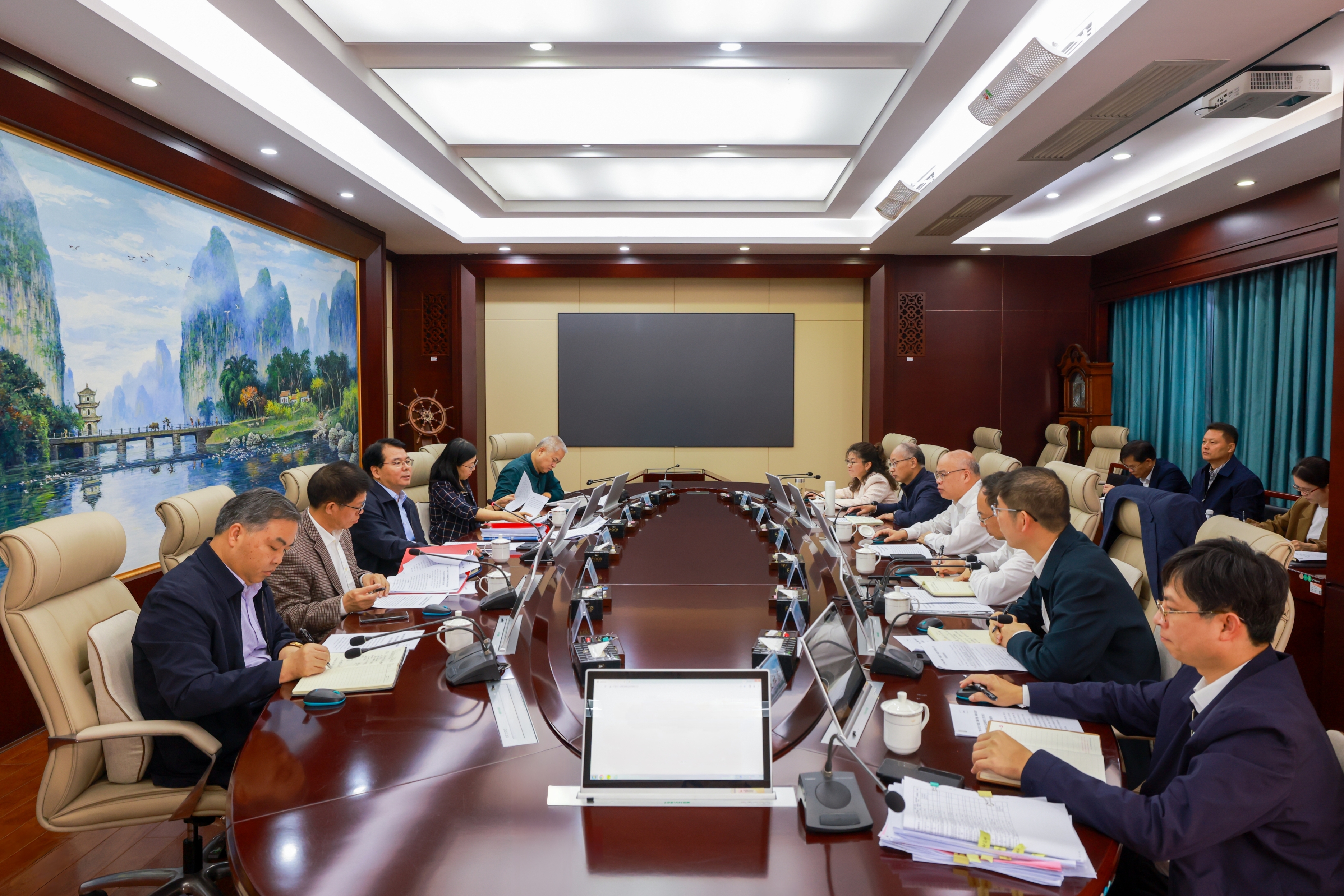 校十屆黨委常委會(huì)第71次會(huì)議召開 李國忠主持(2025-11-11)